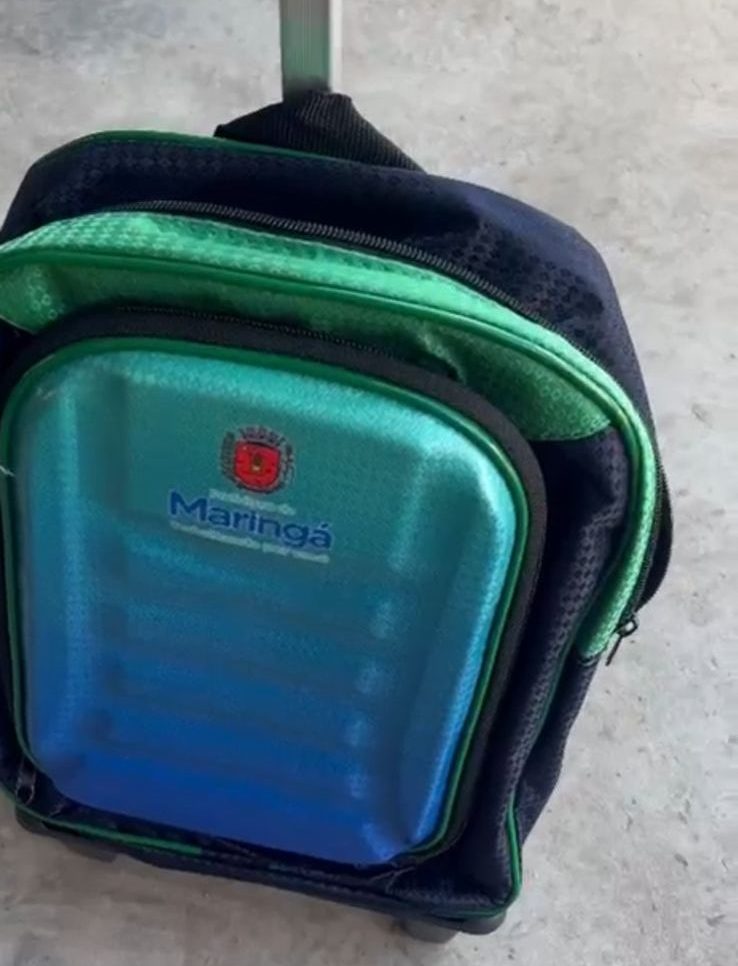 Mochila escolar distribuída pela Prefeitura de Maringá é encontrada no lixo; situação gera indignação nas redes sociais