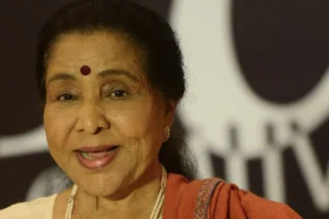 Morre Asha Bhosle, voz lendária de Bollywood, aos 91 anos