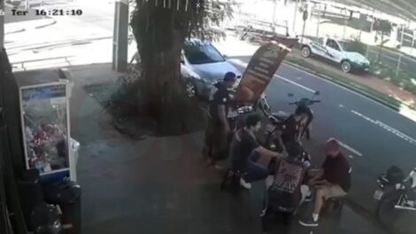 Motorista é flagrado dirigindo sobre ciclovia na Avenida Gastão