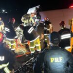 Motorista fica presa às ferragens após van colidir contra bitrem na BR-376 em Mandaguari