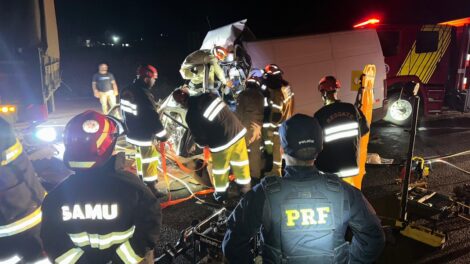 Motorista fica presa às ferragens após van colidir contra bitrem na BR-376 em Mandaguari