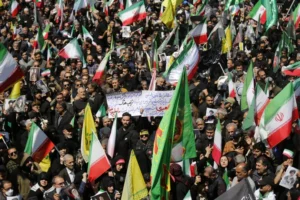 Multidões no Irã marcam 40º dia da morte do líder Supremo Khamenei