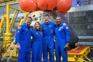 Nasa divulga foto de astronautas da Artemis ao lado de cápsula horas após pouso