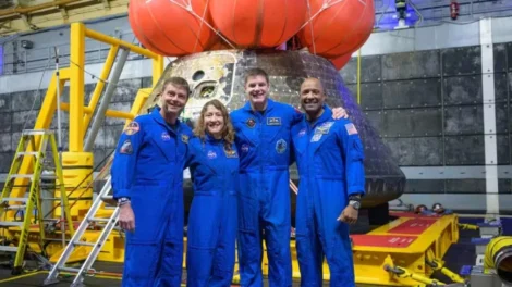 Nasa divulga foto de astronautas da Artemis ao lado de cápsula horas após pouso