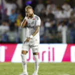 Neymar quebra tabu físico, mas volta a deixar Vila criticado e sob polêmica