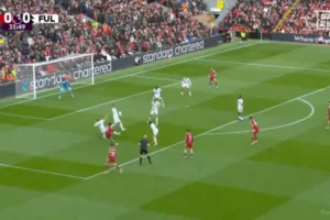 Ngumoha brilha, marca golaço e desponta como nova joia do Liverpool