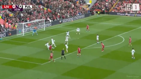 Ngumoha brilha, marca golaço e desponta como nova joia do Liverpool