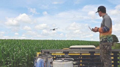 Nova geração de produtores investe na pulverização por drone