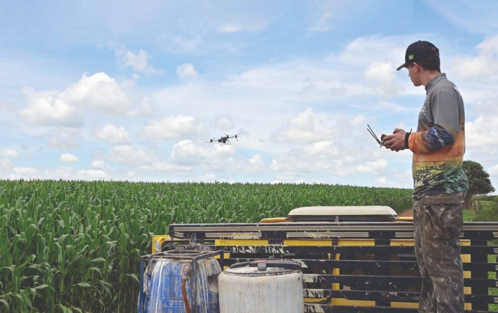 Nova geração de produtores investe na pulverização por drone