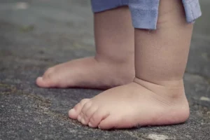 O que falta esclarecer sobre a bebê morta após ser deixada com padrasto no Rio