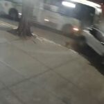 Ônibus do transporte coletivo atinge carros estacionados e causa estragos em Maringá