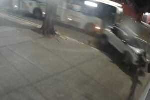 Ônibus do transporte coletivo atinge carros estacionados e causa estragos em Maringá