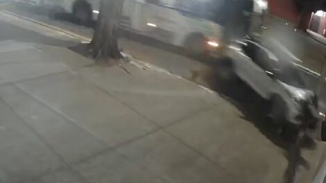 Ônibus do transporte coletivo atinge carros estacionados e causa estragos em Maringá