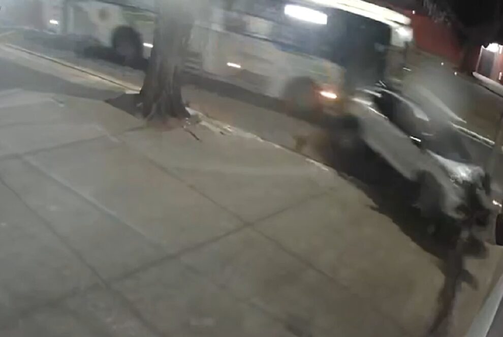 Ônibus do transporte coletivo atinge carros estacionados e causa estragos em Maringá