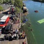 Ônibus escolar cai no rio Sena após motorista 'perder o controle'