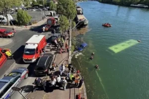 Ônibus escolar cai no rio Sena após motorista 'perder o controle'