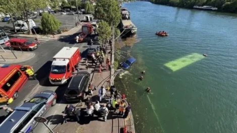 Ônibus escolar cai no rio Sena após motorista 'perder o controle'