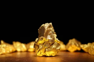 Ouro sobe e fecha acima de US$ 4.800 com dólar fraco