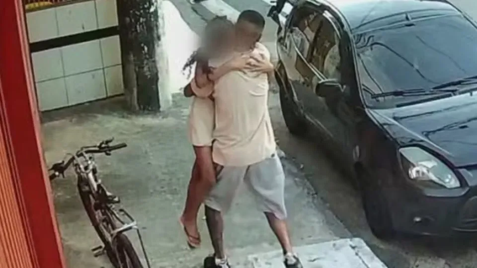 Pai abraça filha após atropelamento que matou irmãos em SP; vídeo