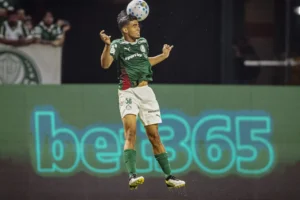 Palmeiras tem expulso, mas segura Athletico e mantém gordura na liderança