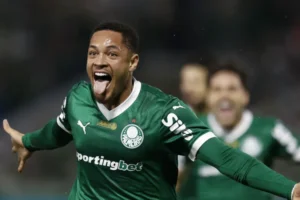 Palmeiras terá 'maratona' fora de casa e trabalha para recuperar Vitor Roque