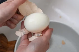 Pare de sofrer: truques simples para descascar ovos sem esforço