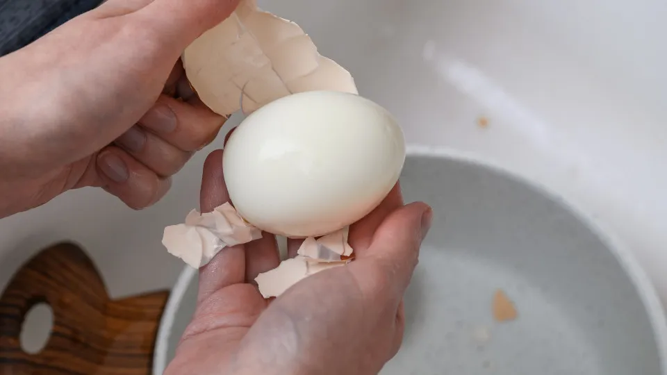Pare de sofrer: truques simples para descascar ovos sem esforço