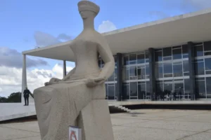 Parecer que mirava ministros do STF é rejeitado; texto gera tensão institucional