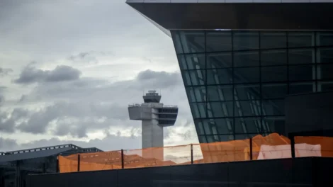 Passageira dá à luz em pleno voo: "Vai ter de chamar o bebê de Kennedy"