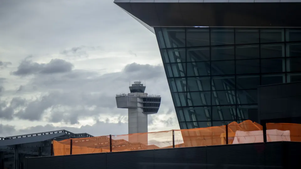 Passageira dá à luz em pleno voo: "Vai ter de chamar o bebê de Kennedy"