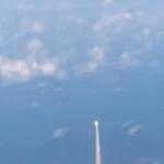 Passageiros flagram lançamento da missão Artemis II pela janela de avião