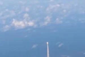 Passageiros flagram lançamento da missão Artemis II pela janela de avião