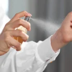 Perfume perfeito: quanto usar e onde aplicar para durar mais