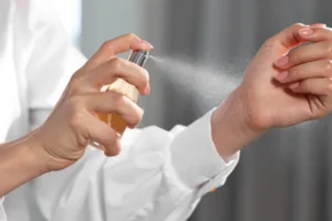 Perfume perfeito: quanto usar e onde aplicar para durar mais