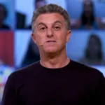 Pergunta de Luciano Huck sobre imigração gera constrangimento no Domingão