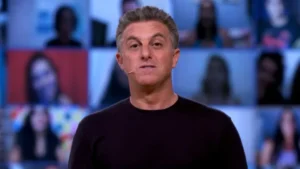 Pergunta de Luciano Huck sobre imigração gera constrangimento no Domingão