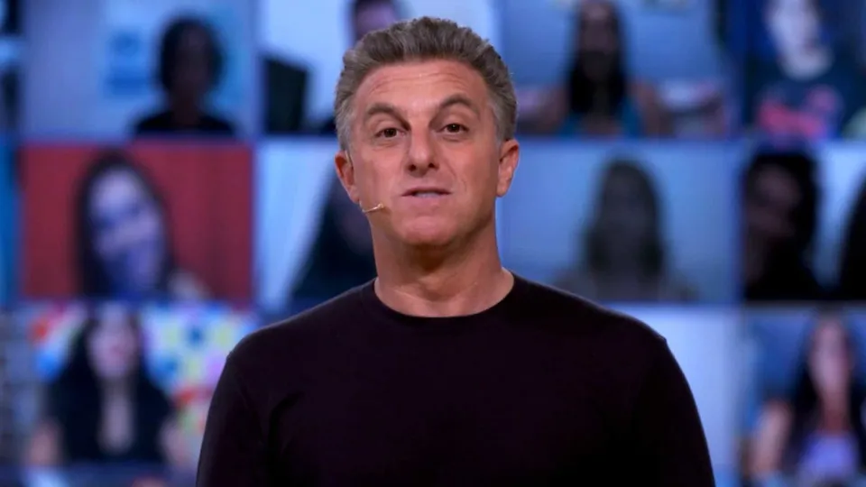 Pergunta de Luciano Huck sobre imigração gera constrangimento no Domingão