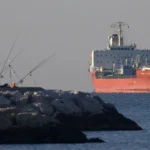 Petróleo despenca mais de 15% após trégua entre EUA e Irã