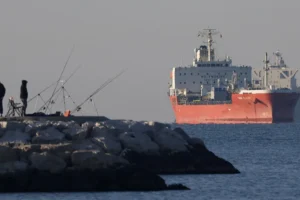 Petróleo despenca mais de 15% após trégua entre EUA e Irã