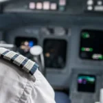 Pilotos são repreendidos após miados durante conversa com torre de controle