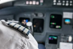 Pilotos são repreendidos após miados durante conversa com torre de controle