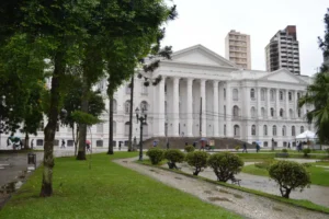 Polícia investiga suposto desafio para estuprar aluna de medicina na UFPR