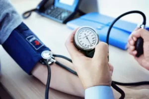 Por que cuidar da mente também ajuda a controlar a pressão alta