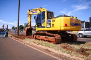 Prefeitura instala barreiras de concreto para evitar travessias irregulares na Avenida Colombo durante Expoingá
