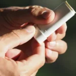 Protetor solar em bastão: veja os pontos de atenção ao usar 