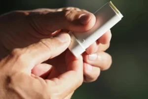 Protetor solar em bastão: veja os pontos de atenção ao usar 