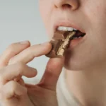Qual é a melhor hora para comer doces? Nutricionista explica