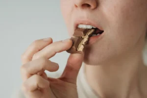 Qual é a melhor hora para comer doces? Nutricionista explica