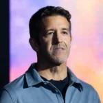 Quem é John Ternus, o próximo CEO da Apple