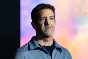 Quem é John Ternus, o próximo CEO da Apple